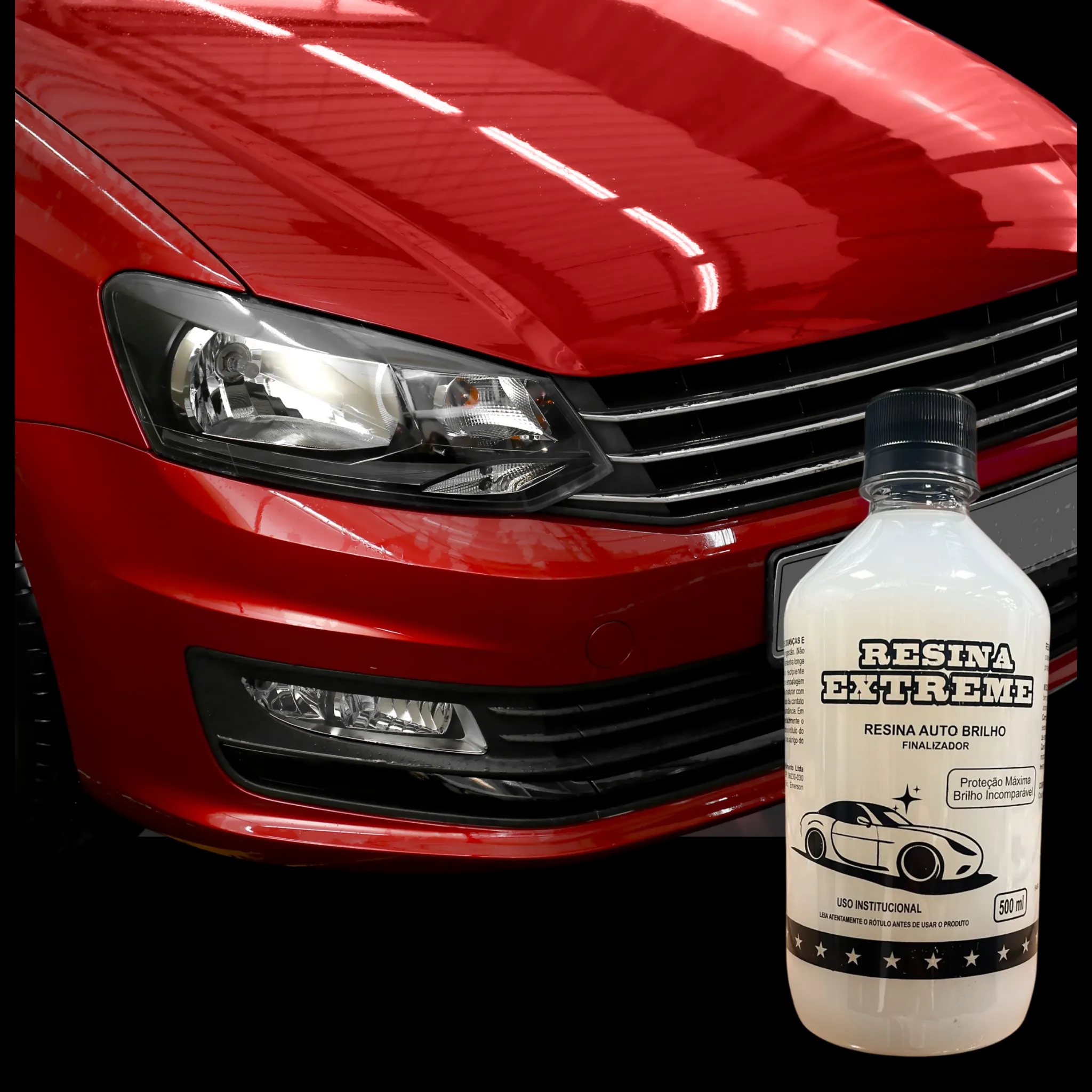 Frasco de 500ml da Resina Extreme apoiado sobre o capô de um carro vermelho, ao lado do farol